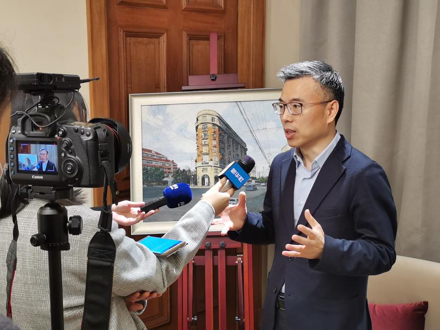 上海市文化和旅游局局长方世忠接受新华社采访.jpg