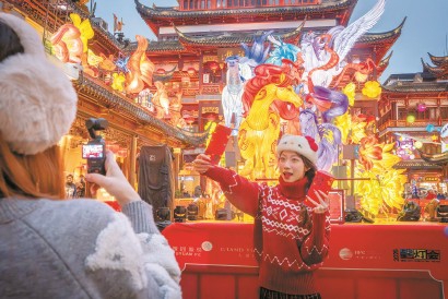 游客在豫园灯会拍照留念。.jpg