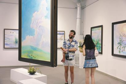 观众在普陀苏州河畔的M50创意园内观摩画展。.jpg