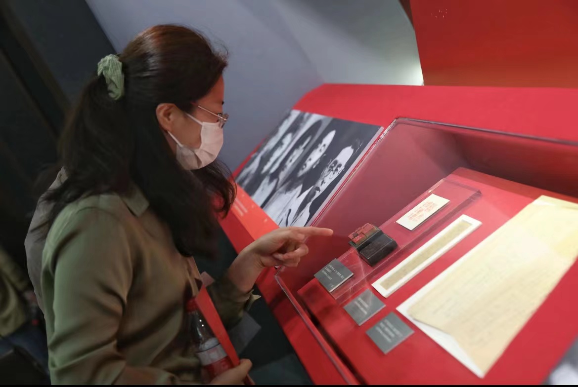 迎二十大上海红色文物史料展2.jpg