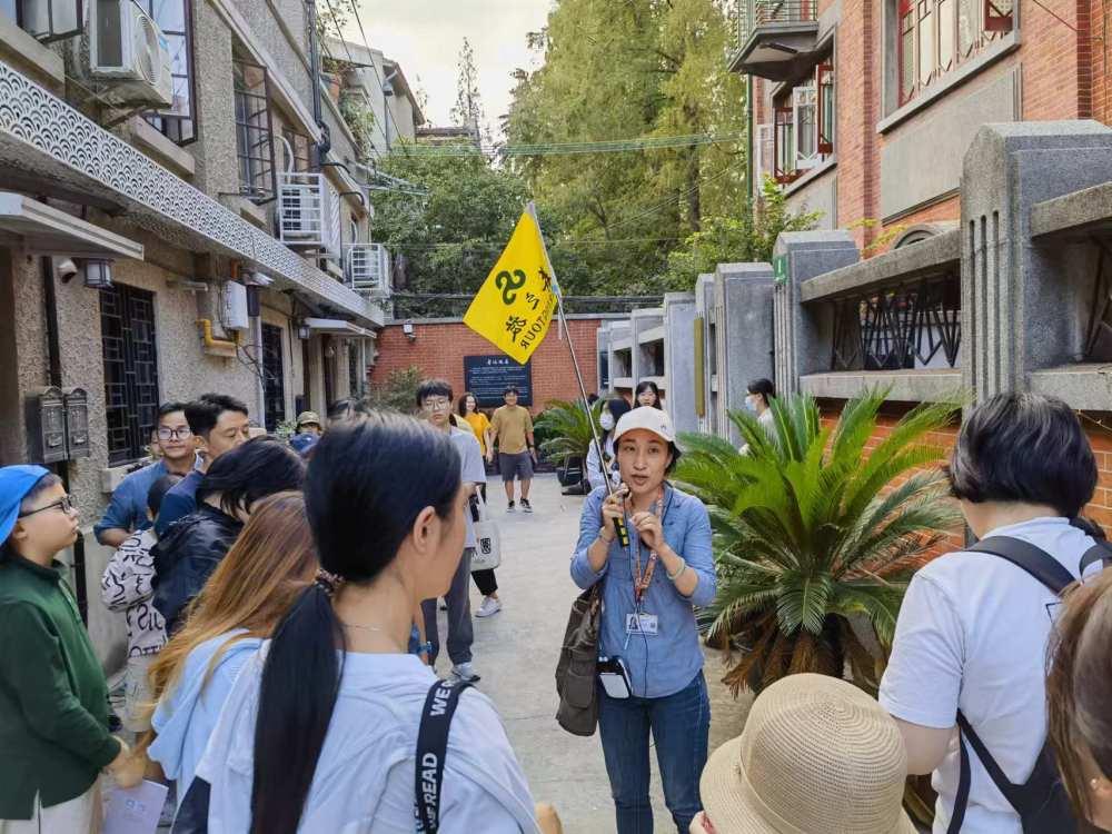 10月4日，游客跟随春秋旅游导游徐旦旦探访位于山阴路大陆新村9号的上海鲁迅故居。.jpg