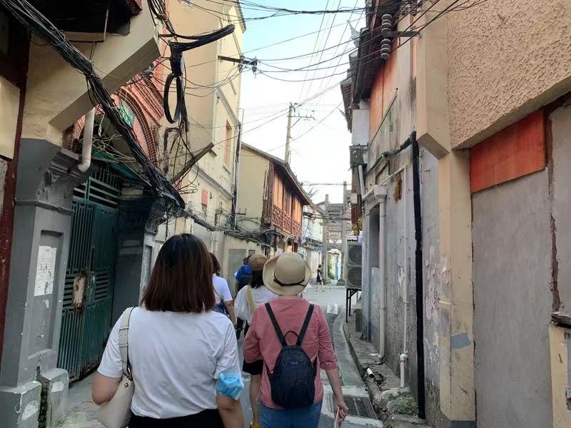 城市考古团队穿梭在老城厢里弄.jpg