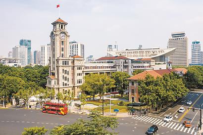 拆除了围栏的上海市历史博物馆，内部庭院空间与周边街道相通。.jpg
