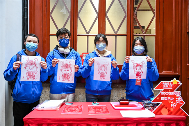 “一起走红队”队员在博文女校体验拓印活动.jpeg