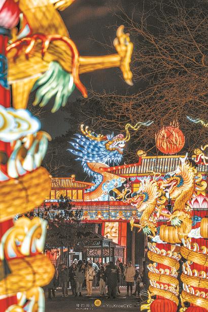 法国豫园灯会受到当地游客的热烈欢迎。.jpg