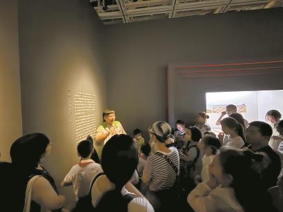 工作日清晨，闵博就已迎来一大波观众。.jpg
