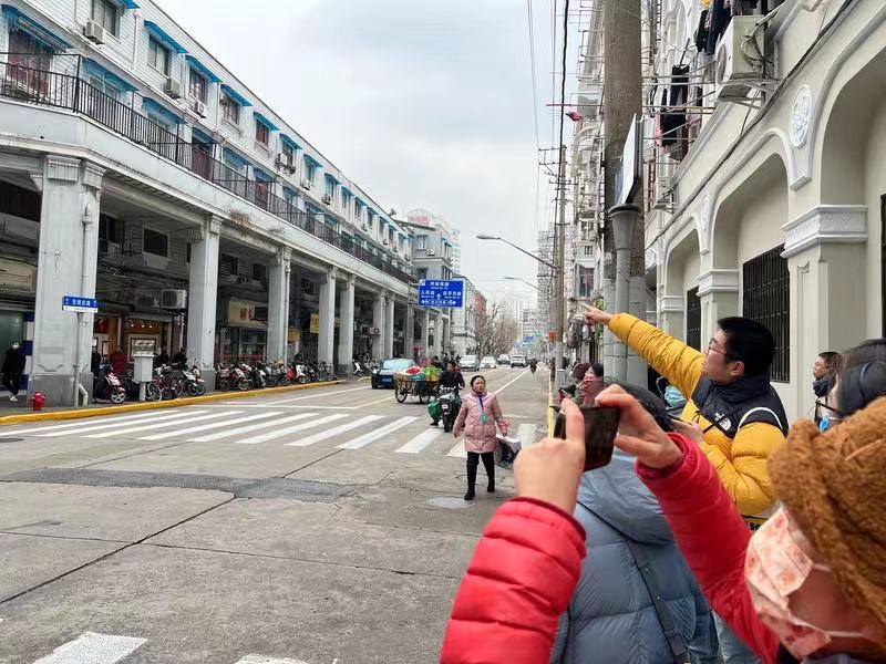 陈寒松为队员们讲解金陵东路上的骑楼.jpg