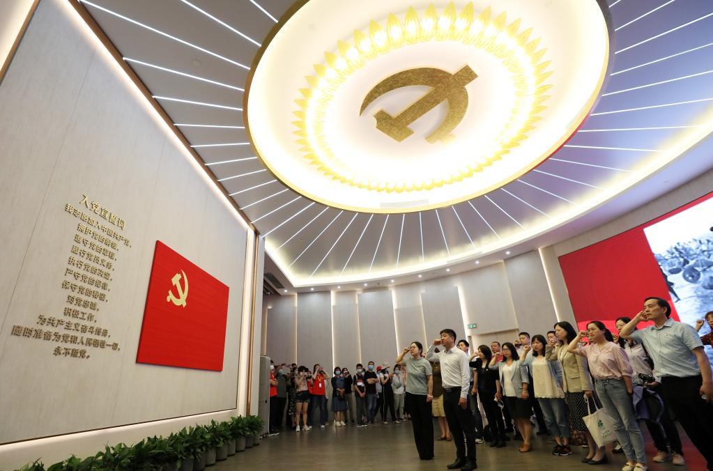 6月3日，党员在全新开馆的上海中共一大纪念馆里重温入党誓词.jpg