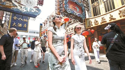 外国游客在上海影视乐园黄河路片区沉浸式感受影视剧中的“烟火上海”。.jpg