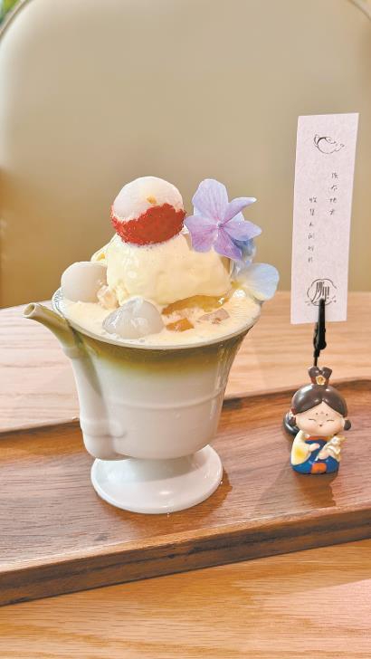 奉博文创店的甜品“酥山”荔枝冰。.jpg