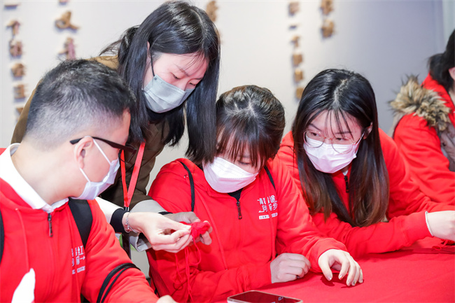 “青春当红队”队员在中国社会主义青年团中央机关旧址纪念馆体验海派绒线编结技艺.jpeg