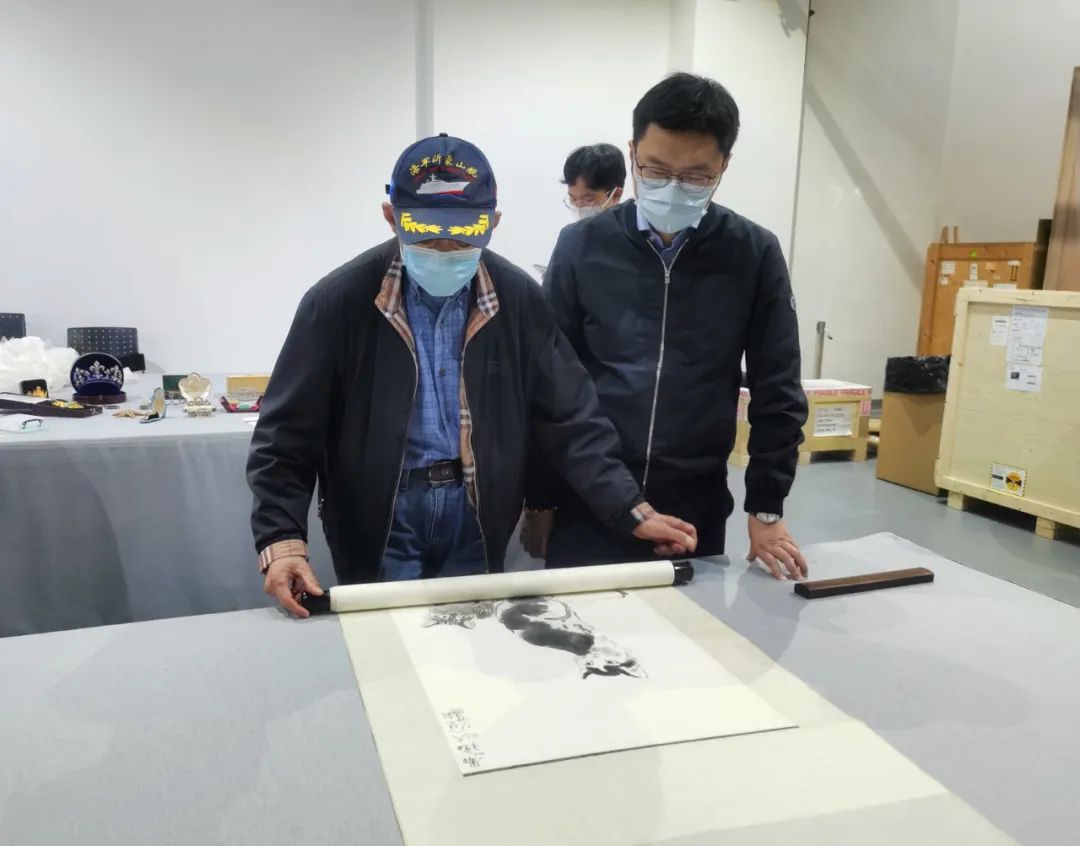 第五届进博会文物类展品进境查验现场.jpg