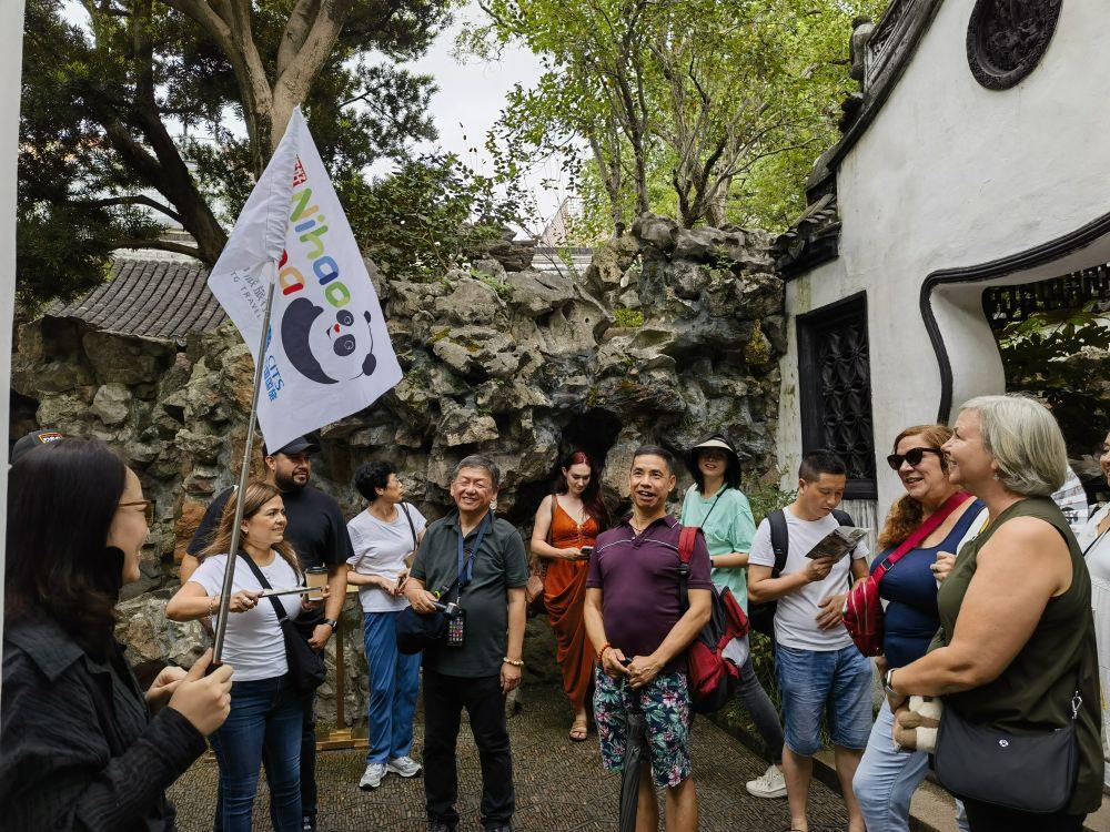 9月19日，导游（左一）带领美国旅行商在上海豫园观光。.jpg