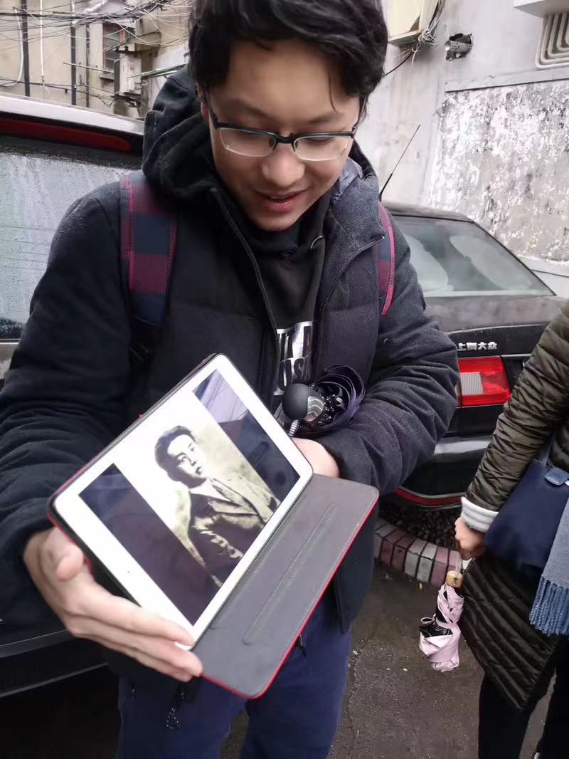 徐明在讲解上海美专旧址.jpg