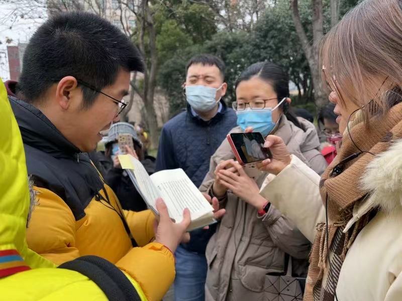 陈寒松带着历史资料，讲解金陵东路骑楼成因.jpg