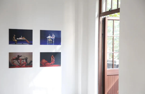 委约策展人王懿泉策划群展《无题》现场3.png