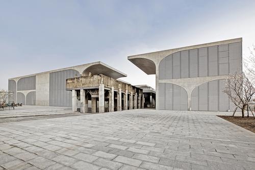 由工业遗存转型而来的龙美术馆西岸馆正在举办“南张北齐”大展.jpeg
