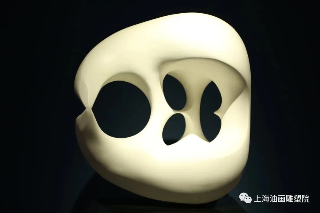 杨冬白《饮水的熊》.jpg